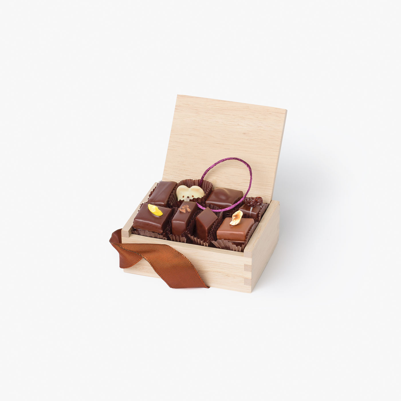 https://www.burdickchocolate.com/Assets/Product%20Images/SignatureChocolateAssortment_Main-8